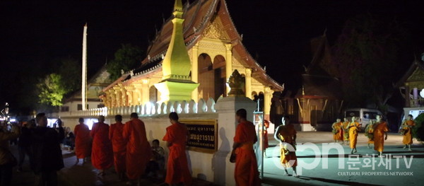 사원에서 승려들이 바리때를 들고 나오는 모습이다 (사진 = CPN문화재TV)