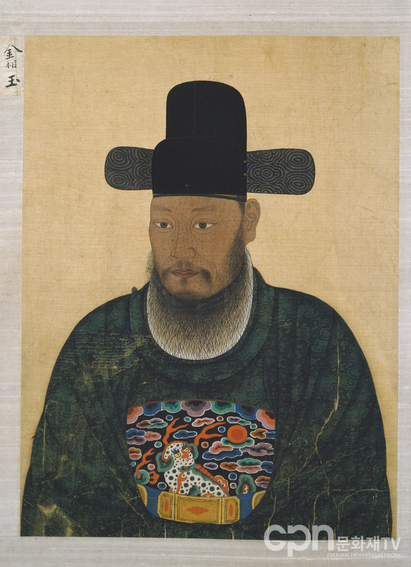 1774년 제작된 '등준시무과도상첩'에 담겨있는 김상옥의 초상화. 얼굴에 천연두 흉터가 있다. (사진=국립중앙박물관)