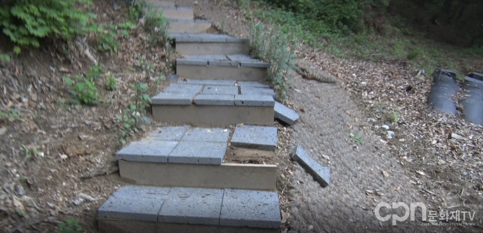 파손이  심한 삼성각으로 향하는 계단 (사진 = CPN문화재TV)