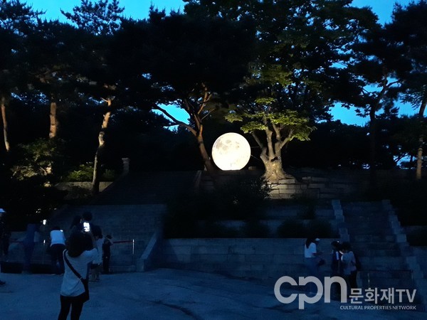 궁궐의 보름달(사진=문화재청)