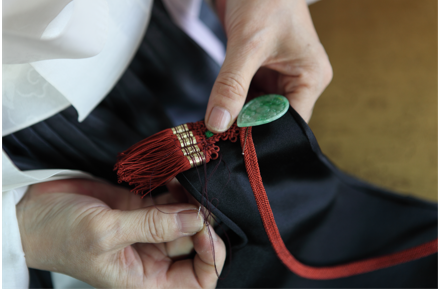 손바느질로 한복을 만들고 있는 모습(사진=문화재청)