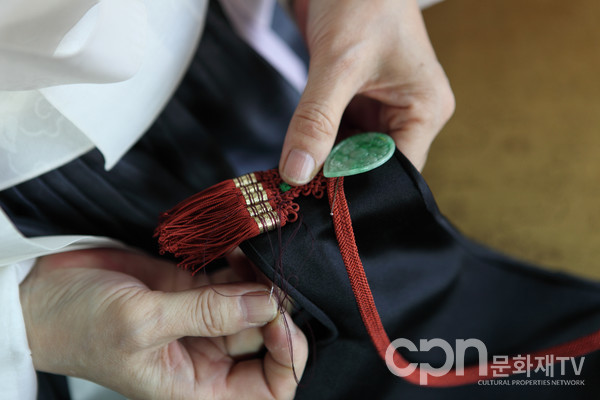 손바느질로 한복을 만들고 있는 모습(사진=문화재청)