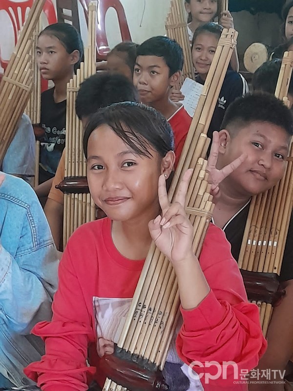 라오스 남부 살라완 음악학교 학생과 라오스 전통악기 켄(Khaen)(사진=CPN문화재TV)