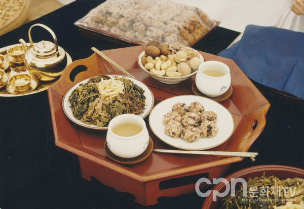 정월대보름 오곡밥과 부럼 한상차림(사진 제공 국립민속박물관)